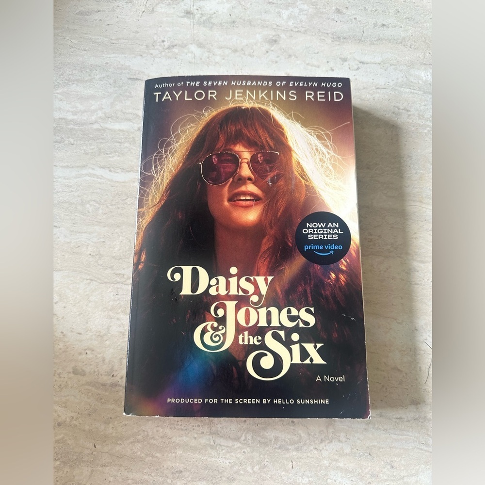 Daisy Jones & the Six- Taylor Jenkins Reid-paperback book